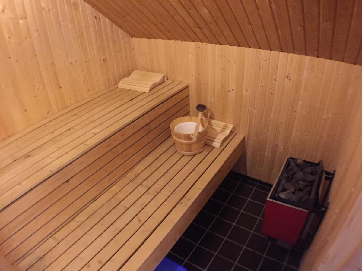 Dubbelrum Med Extrasaeng Pa Markplan I Lugnt Villaomrade Malmo Bagian luar foto