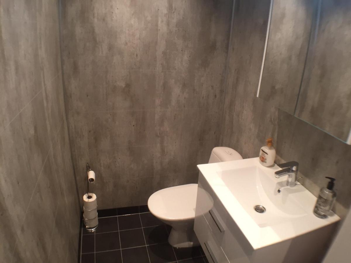Dubbelrum Med Extrasaeng Pa Markplan I Lugnt Villaomrade Malmo Bagian luar foto