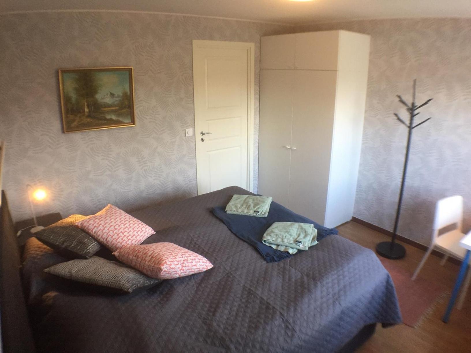 Dubbelrum Med Extrasaeng Pa Markplan I Lugnt Villaomrade Malmo Bagian luar foto